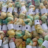 Madejas de algodón Tie Dye teñidas a mano